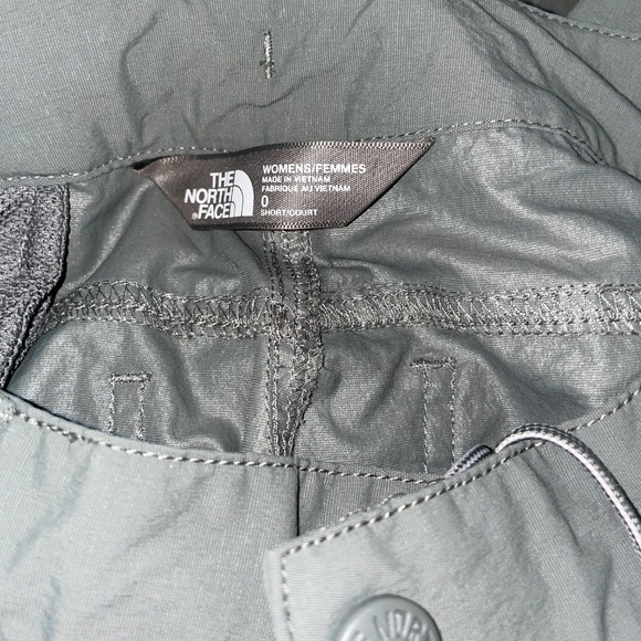 The North Face Women's Hiking Cargo Convertible Gray Nylon Zip Off Pants Sz 0 - Picture 4 of 10